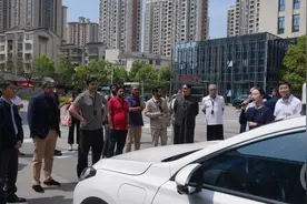 “中国正引领自动驾驶技术！”南亚多国政党干部考察团来渝体验无人驾驶图片