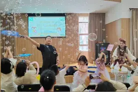 共度亲子时光，他们走进了泡泡气球的奇妙世界图片