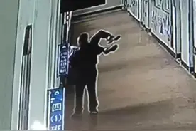 媒体评教师拎起学生威胁要扔下三楼：师风师德不能“悬空”图片