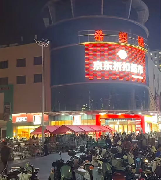 刘强东回乡48小时：吃烧烤、看球赛，为自家超市站台