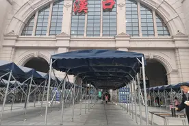 配备遮雨棚、加装热水器，汉口火车站多措并举做好雨雪天气应对图片