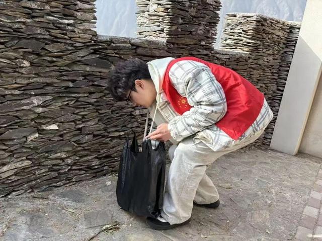 【青春护绿志愿行，环境焕新我先行】文县团委积极组织“返家乡”大学生参与环境卫生整治