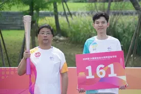 亚运火炬手郑晓峰：希望千岛湖啤酒带去杭州人民的祝福图片