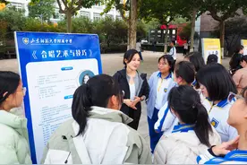 山东师大附中“课程超市”开门迎宾，上千学生挑选喜欢的选修课图片
