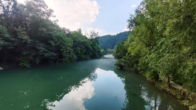 诗画鹤峰：晨光中的董家河