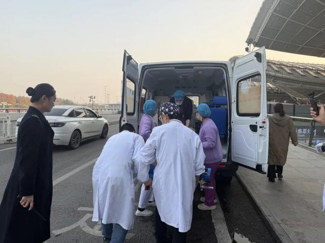 女童昏迷两天搭乘列车紧急送医