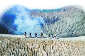 在印尼爬火山，闯“黑色沙海”图片