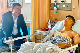 国安董事长看望王刚，“钢铁战士”明年再战图片