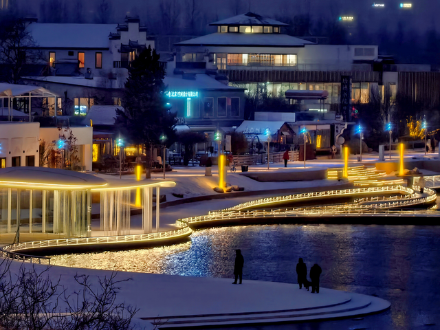 绚丽夜景搭配皑皑白雪，顺义罗马湖焕新亮相