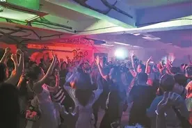 “我的头发在颤动！”聋人一样能蹦迪图片