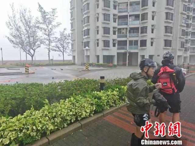 台风天带娃观浪 香港两名女子被捕