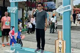 山东游客邂逅贵州古村跑图片