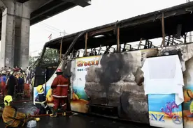 泰国曼谷校车起火事件已致25人死亡，疑因轮胎爆炸撞上路障图片