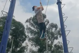 四川一特警队食堂阿姨攀绳走红 本人回应：我不是“扫地僧”，是拿锄头的图片