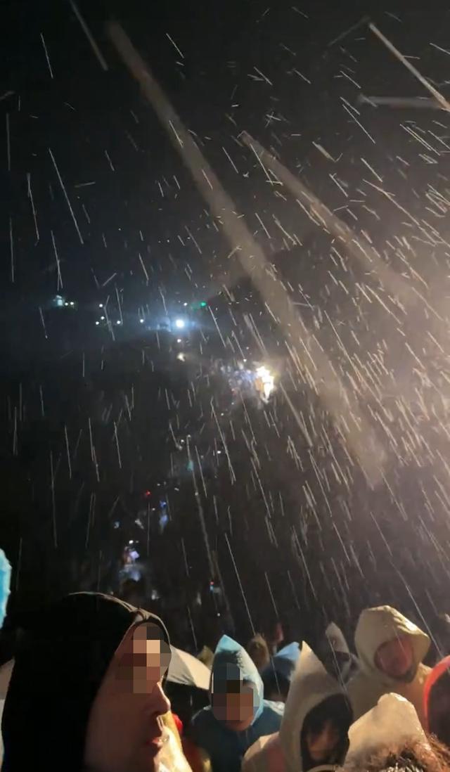 大量游客夜爬泰山突遇降雨大风，厕所挤满过夜的人，有商铺售夜间休息位60元到100元，景区：建议出行前关注天气