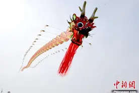 江苏徐州大学生牵手小学生结对学习制作风筝传承非遗文化图片