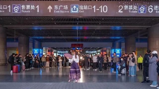 天幕已点亮！下一个来郑州东站打卡的会是你吗？