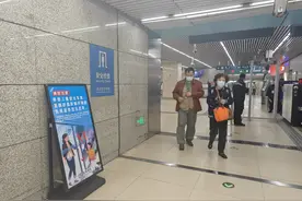 北京多个地铁有了新提示：进出地铁车厢、直梯勿用防走失绳图片