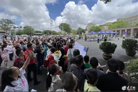 高考首日|考场外有一种爱，是家人的等待！图片