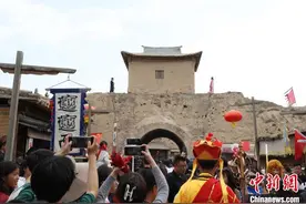国庆假期 宁夏镇北堡西部影城迎旅游高峰图片