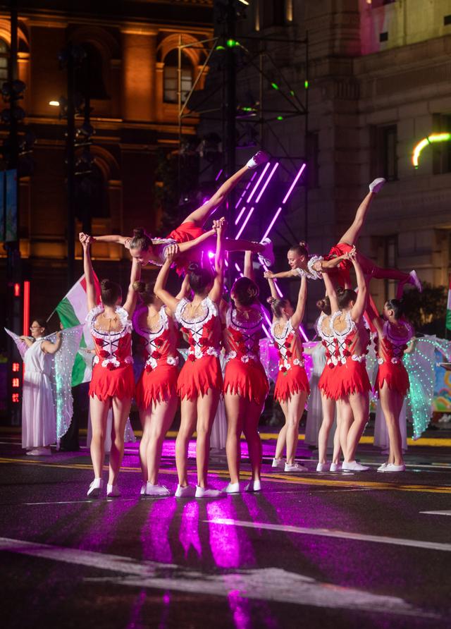 上海旅游节大巡游惊艳外滩，雨中演绎别样风情