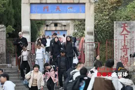 突破800万！泰山游客量再次刷新历史最高纪录 第八百万名游客获赠泰山“大礼包”图片
