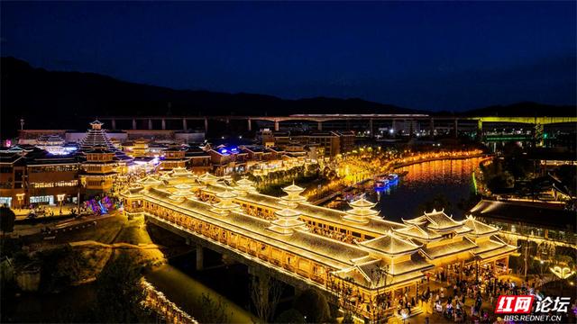 秋游时刻丨请看！这座被火车“拖”来的城市，如今已灯火璀璨