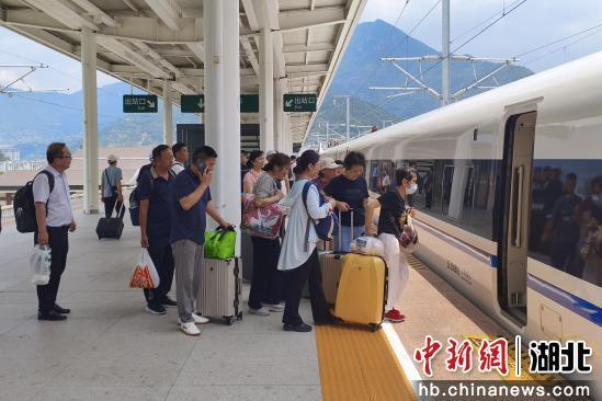 近4万人乘高铁到神农架避暑