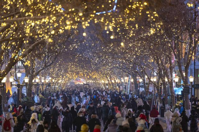 “冰城”百年老街的璀璨冬夜