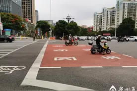 晋江开启新通行模式 摩托车待行区前置 提高路口通行率图片