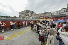 黄鹤楼红墙前划片，游客自拍与摄影师代拍都方便图片