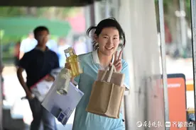 中考第一门课结束，考生飞奔出考场图片