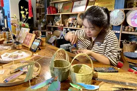 走进贵州荔波瑶山古寨：随处可见瑶陶、陀螺、竹编等非遗作坊图片