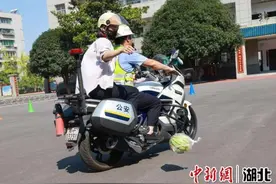 湖北襄阳：“开学第一课”警用摩托车开进校园图片