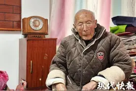 九旬“麻袋干部”薛恒嘉签下遗体捐献志愿书图片