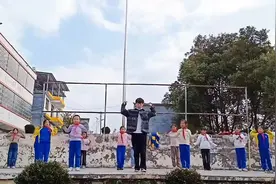 贵州24岁乡村数学老师带学生跳舞，春节受邀登上更大舞台图片