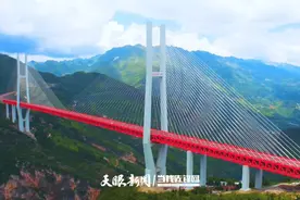 北盘江上，从一座红军桥到世界级高桥“排排坐”图片
