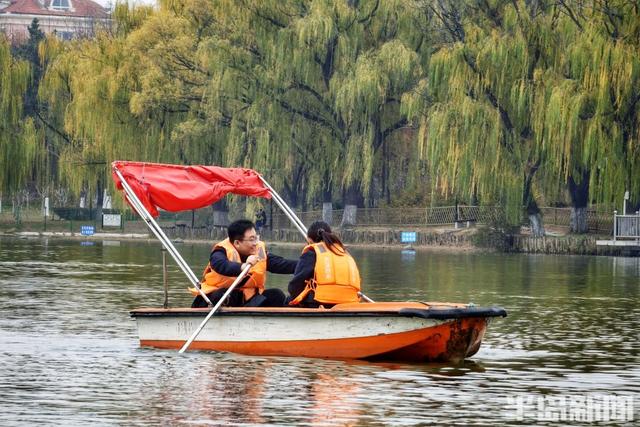 冬日暖阳映照，游人惬意泛舟