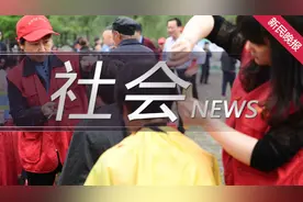 末班车感人一幕：82岁老伯突发心脏病，驾驶员悉心照料送医图片