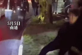 知名歌手演唱会后突然摔倒被送往医院！网友：看着都疼图片