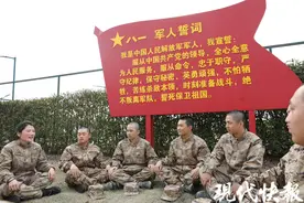 江苏省苏州军分区“孔雀蓝”宣讲团为新兵开展宣讲活动图片