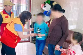 志愿者走访慰问残疾人家庭 不但送钱送物，还帮着打扫卫生图片