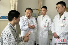 上海专家成功实施微创“手指关节置换”术 助军人重回训练场图片