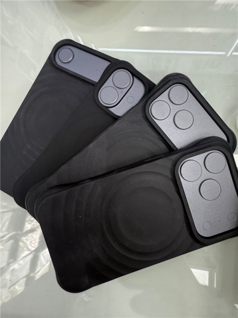 iPhone 17系列官方保护壳首次曝光：采用“液态玻璃”设计
