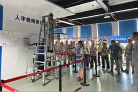 金山区开展一线从业人员“万人培训体验”活动，“沉浸式”感受高坠等风险图片