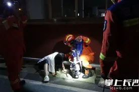 尴尬！一女子为捡钥匙，手臂被卡在下水道夹缝中……图片