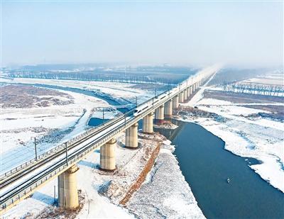 穿戈壁、越冻土、跨海洋，中国高铁是怎样炼成的？