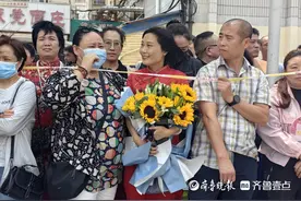 现场直击丨语文考试结束后，家长手捧向日葵花等待图片