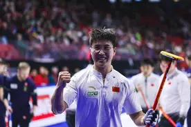 中国男子冰壶队8比2击败美国队，循环赛两连胜图片