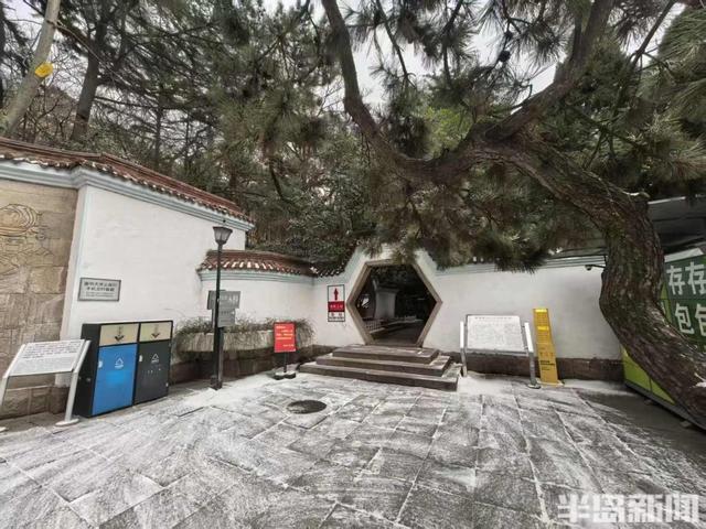 红瓦绿树，白雪皑皑